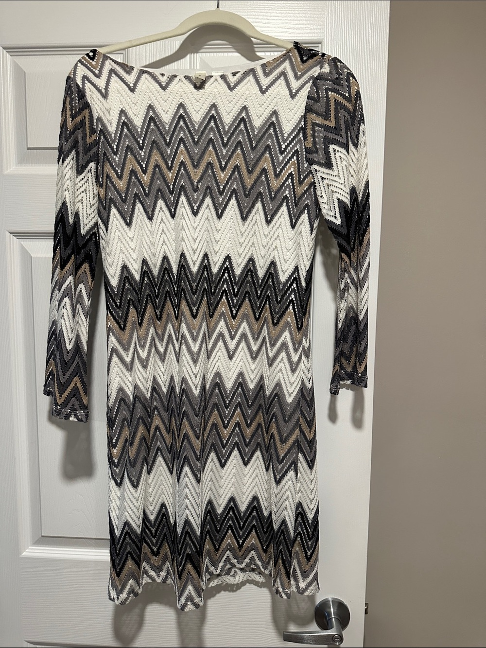 Tacera Chevron Long Sleeve Dress in White, Black & Taupe